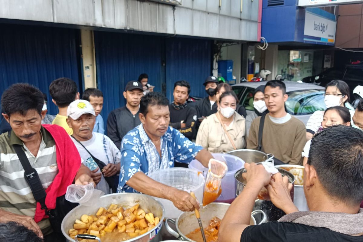Suasana dagangan takjil Tri (45) di Jalan Mangga Besar, Jakarta Pusat, tambah ramai pembeli usai viral di Medsos.