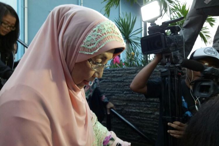 Artis peran senior Nani Wijaya usai menjadi bintang tamu acara bincang-bincang di salah satu stasiun TV di kawasan Tendean, Jakarta Selatan, Selasa (4/4/2017).