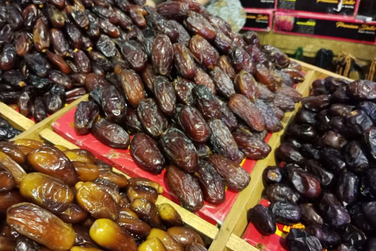 Jenis kurma medjool atau kurma california yang memiliki ukuran besar, dijual di Pasar Tanah Abang Blok B, Rabu (23/5/2018).