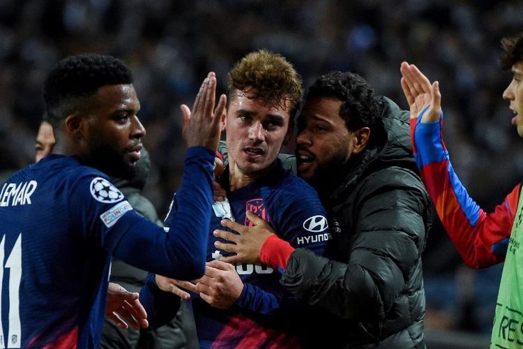 Pemain depan Atletico Madrid asal Prancis Antoine Griezmann (tengah) melakukan selebrasi dengan rekan satu timnya setelah mencetak gol pertama timnya selama pertandingan sepak bola grup B putaran pertama Liga Champions antara FC Porto dan Klub Atletico de Madrid di stadion Dragao di Porto pada 7 Desember 2021. 