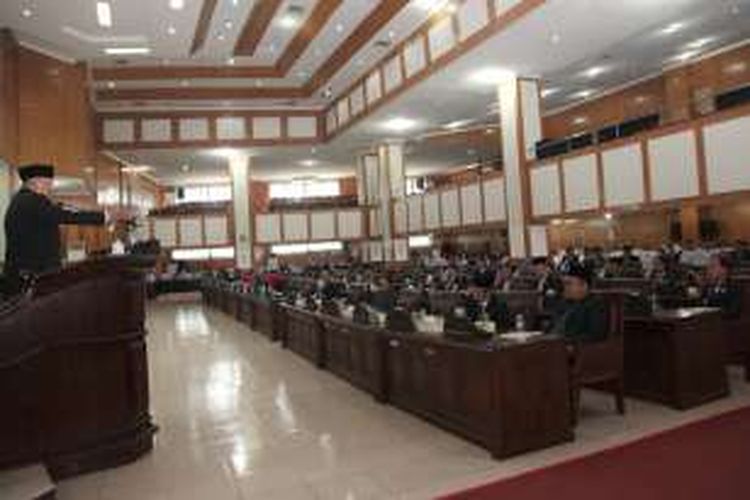 Gubernur Sumatera Selatan Alex Noerdin memberikan penjelasan 5 (lima) Rancangan Peraturan Daerah (Raperda) Provinsi Sumsel dalam Rapat Paripurna XIX DPRD Sumsel, Senin (19/9/2016).