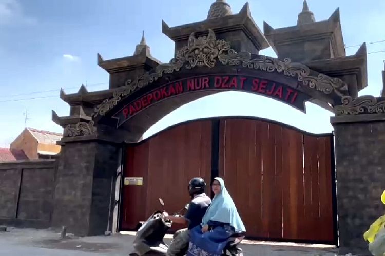 Pintu gerbang padepokan Nur Dzat Sejati milik Samsudin di Desa Rejowinangun, Kecamatan Kademangan, Kabupaten Blitar, Senin (1/8/2022)