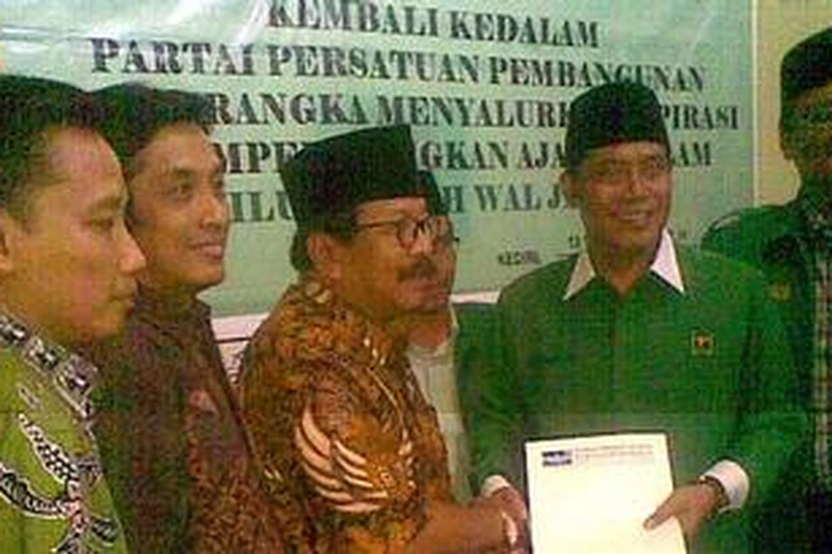 Soekarwo menyerahkan surat resmi permintaan koalisi kepada PPP Jatim. 