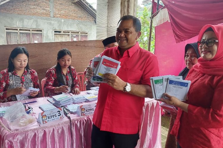 Bupati Semarang Ngesti Nugraha dan istri menunjukkan surat suara Pemilu 2024