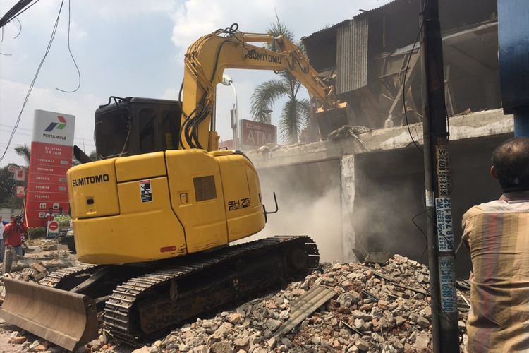 Pembongkaran rumah warga di wilayah Margahayu tepatnya di Jalan Juanda untuk pembangunan underpass Bulak Kapal di Kota Bekasi, Selasa (12/9/2017). 