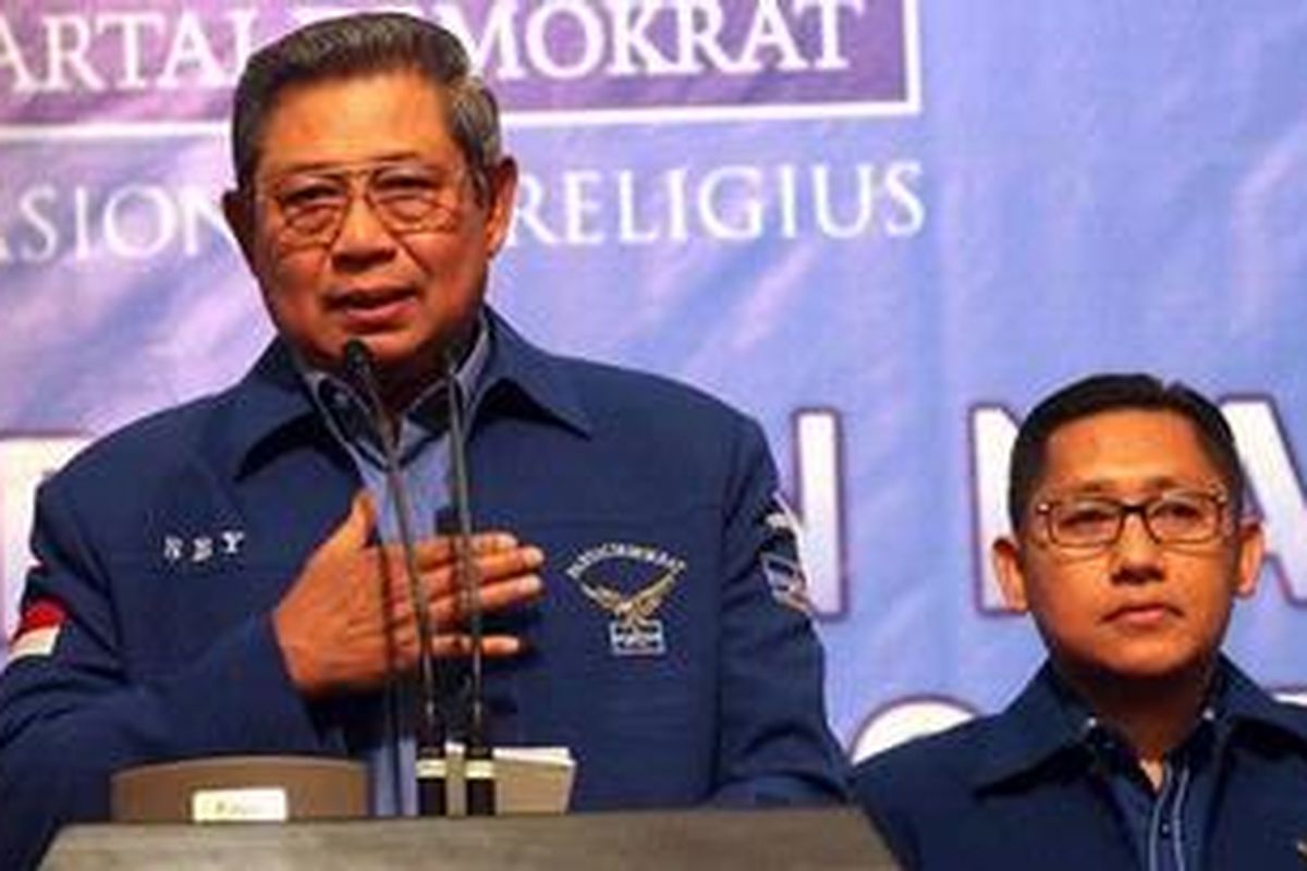 Ketua Majelis Tinggi Susilo Bambang Yudhoyono (kiri) dan Ketua Umum Partai Demokrat Anas Urbaningrum (kanan), melakukan konferensi pers Rapat Pimpinan Nasional Partai Demokrat, di Hotel Sahid, Jakarta, Minggu (17/2/2013). Partai Demokrat menyelenggarakan Rapimnas dengan agenda penyelamatan partai dari keterpurukan elektabiltas, karena beberapa anggota partai terlibat kasus korupsi.
