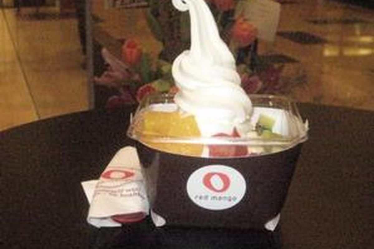 Red Mango mengandalkan menu andalah seperti mochi berry yang bercita rasa asam, manis, creamy, dan lembut. Banderolnya, sekitar Rp 40.000 per cup. 