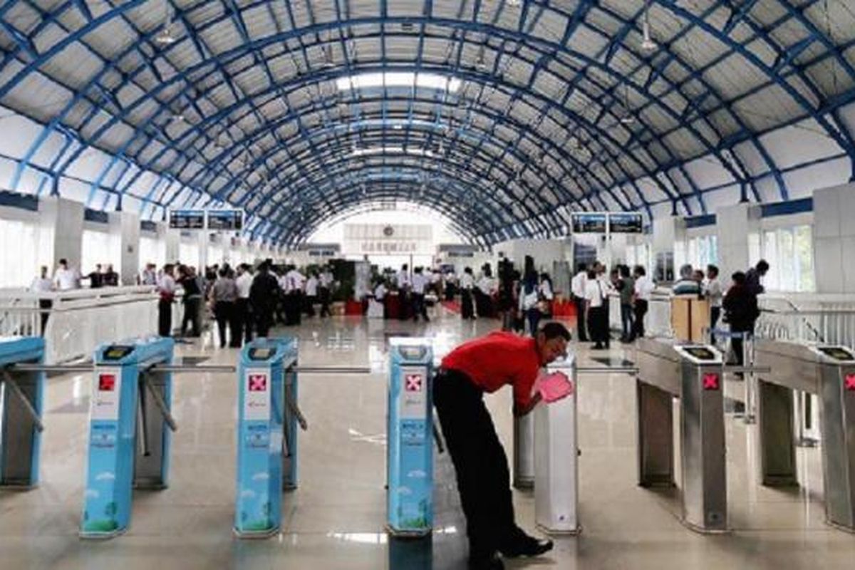 Petugas kebersihan mengelap pintu tiket elektronik di Stasiun Palmerah, Jakarta, sebelum stasiun tersebut diresmikan Menteri Perhubungan Ignasius Jonan, Senin (6/7). Stasiun Palmerah baru saja selesai direvitalisasi dengan biaya dari APBN sekitar Rp 36 miliar.