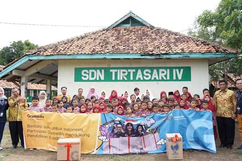 Ulang Tahun Ke-50, Gramedia World Karawang Sumbang Buku di SDN Tirtasari IV