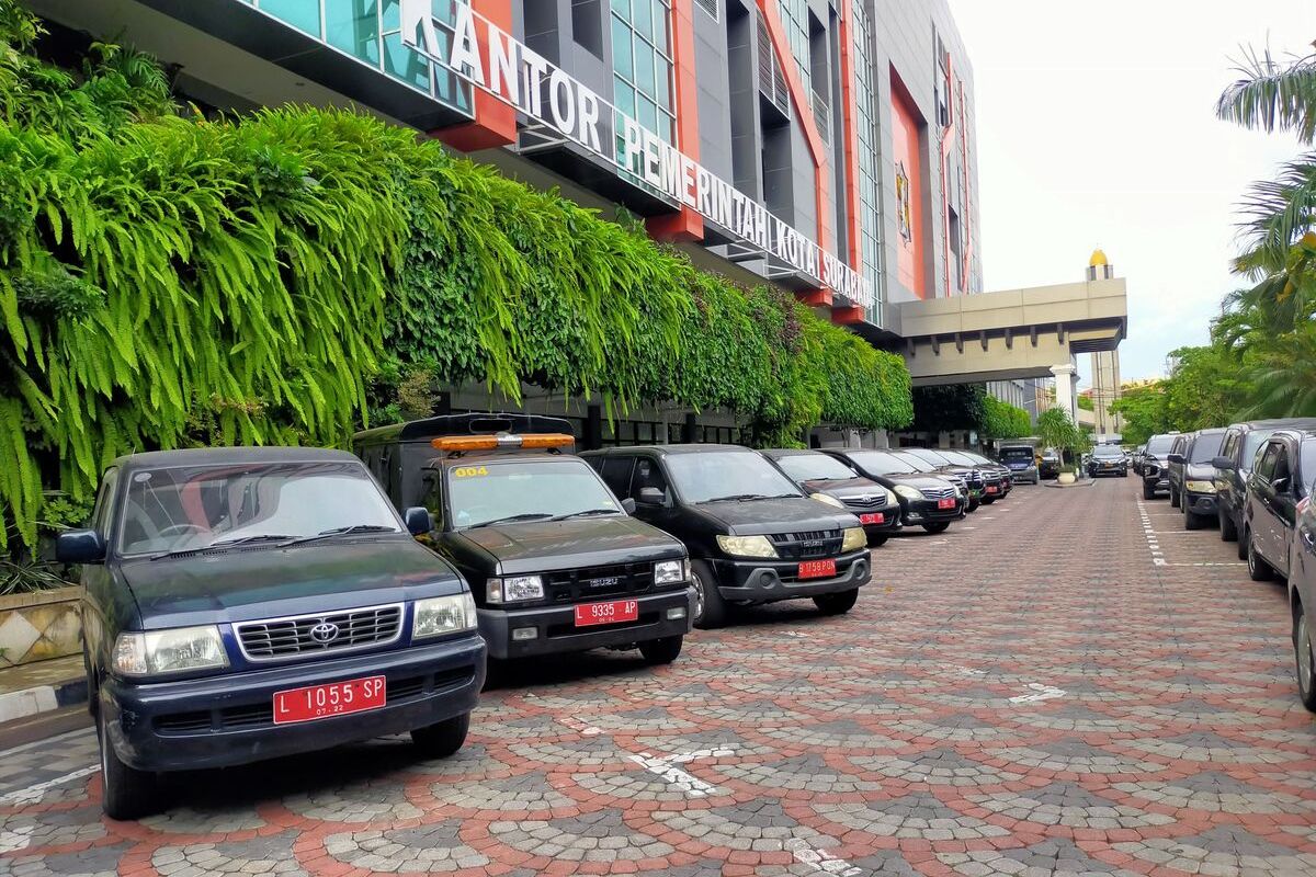 Mobil dinas untuk operasional ASN Pemkot Surabaya terparkir berjejer di halaman Gedung Sawunggaling, Kompleks Balai Kota Surabaya.