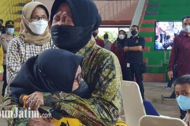 Mensos Risma saat memberikan bantuan kepada anak - anak yatim di Pasuruan. 