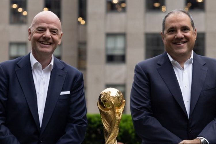 Presiden FIFA Gianni Infantino (kiri) dan Presiden CONCACAF Victor Montagliani berpose bersama trofi Piala Dunia selama acara di New York, Amerika Serikat, pada 16 Juni 2022. Bersama Kanada dan Meksiko, Amerika Serikat akan menjadi tuan rumah Piala Dunia 2026. (Photo by Yuki IWAMURA / AFP)