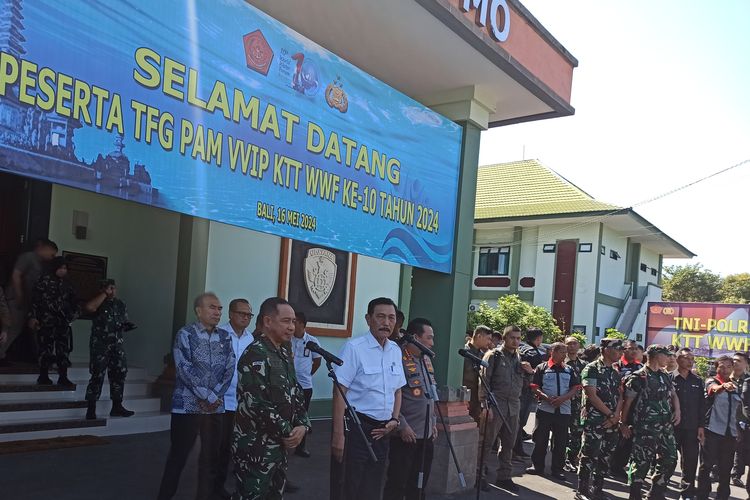 Menko Marves Luhut Binsar Pandjaitan didampingi Panglima TNI Jendral TNI Agus Subiyanto dan Kapolri Jenderal Polisi Listyo Sigit saat konferensi pers terkait Tactical Floor Game dalam rangka pengamanan VVIP pada WWF ke-10 di GOR Yudomo Kodam IX/ Udayana, Kepaon, Denpasar, Bali pada Jumat (17/5/2024). 