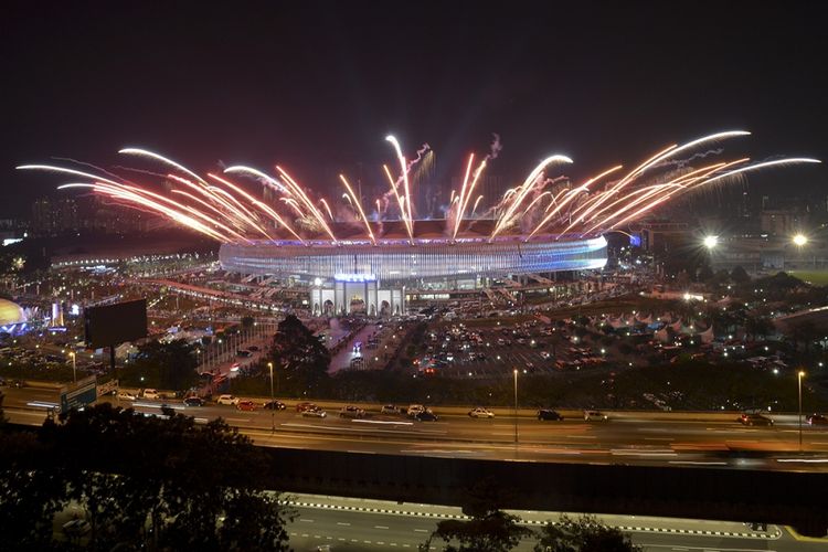 Pesta kembang api saat penutupan SEA Games XXIX Kuala Lumpur di Stadion Bukit Jalil, Kuala Lumpur, Malaysia, Rabu (30/8/2017) malam. Pesta olahraga negara-negara di Asia Tenggara tersebut resmi ditutup dan SEA Games selanjutnya bakal digelar di Filipina pada 2019.