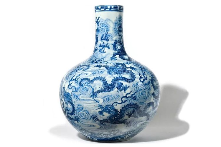 Vas China antik yang dilepas balai lelang Osenat Perancis