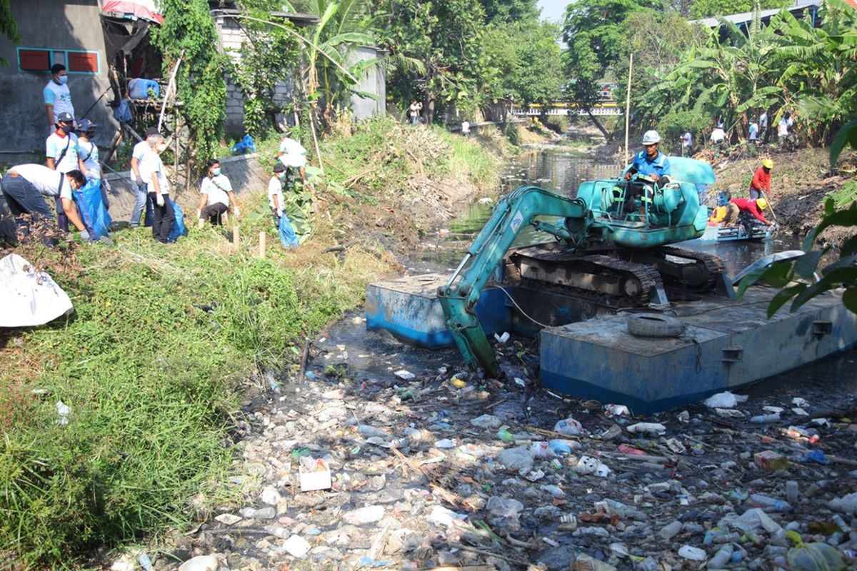 Pembersihan Kali Tengah, Gresik, Jawa Timur.