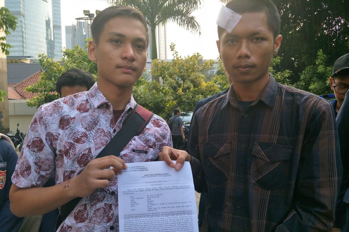 Gusti Aji Pangestu (kanan) dan Mohammad Yoverly (kiri) di Polda Metro Jaya, Senin (14/10/2019).