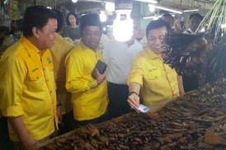 Ketua Partai Golkar, Setya Novanto, meninjau kenaikan harga bahan makanan pokok di pasar bawah (pasar wisata), di Jalan Saleh Abas, Pekanbaru Riau, Selasa (21/6/2016).