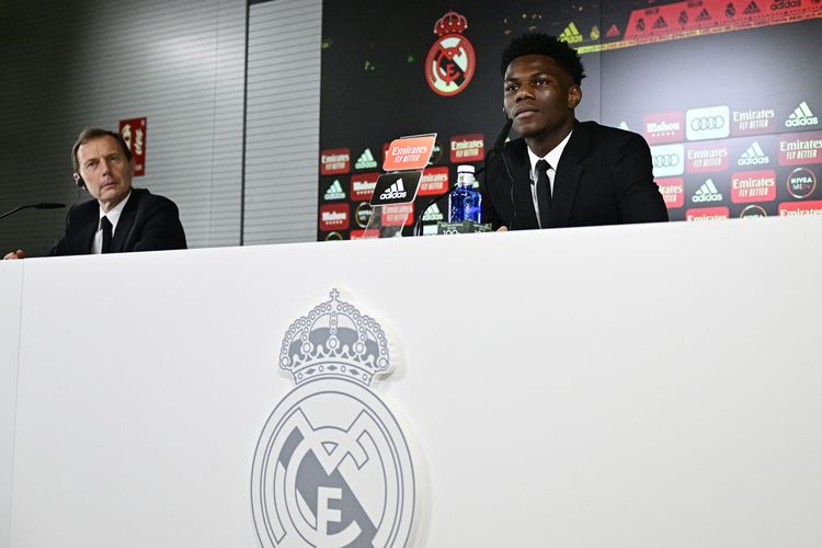 Gelandang bertahan asal Perancis, Aurelien Tchouameni (kanan), berbicara dalam konferensi pers saat dirinya diperkenalkan secara resmi sebagai pemain baru Real Madrid. Acara ini dilakukan di Ciudad Real Madrid di Valdebebas, Selasa (14/6/2022). Tchouameni akan mengenakan kostum nomor 18, yang sebelumnya dipakai Gareth Bale.