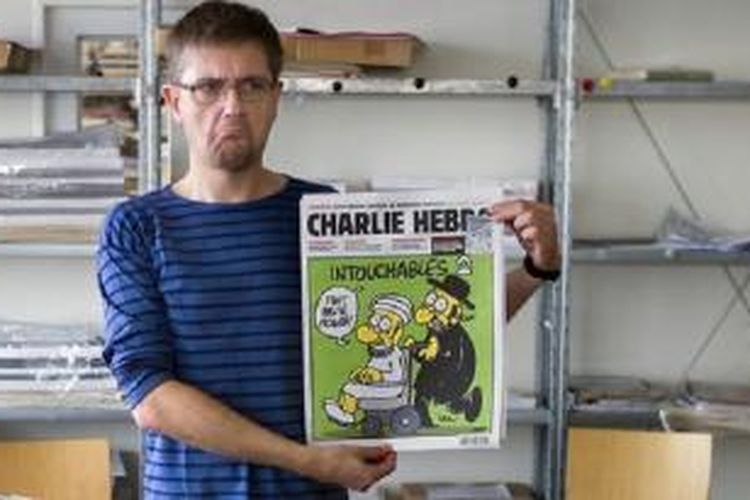 Salah satu edisi majalah Charlie Hebdo ketika diperlihatkan oleh Stephane Charbonnier