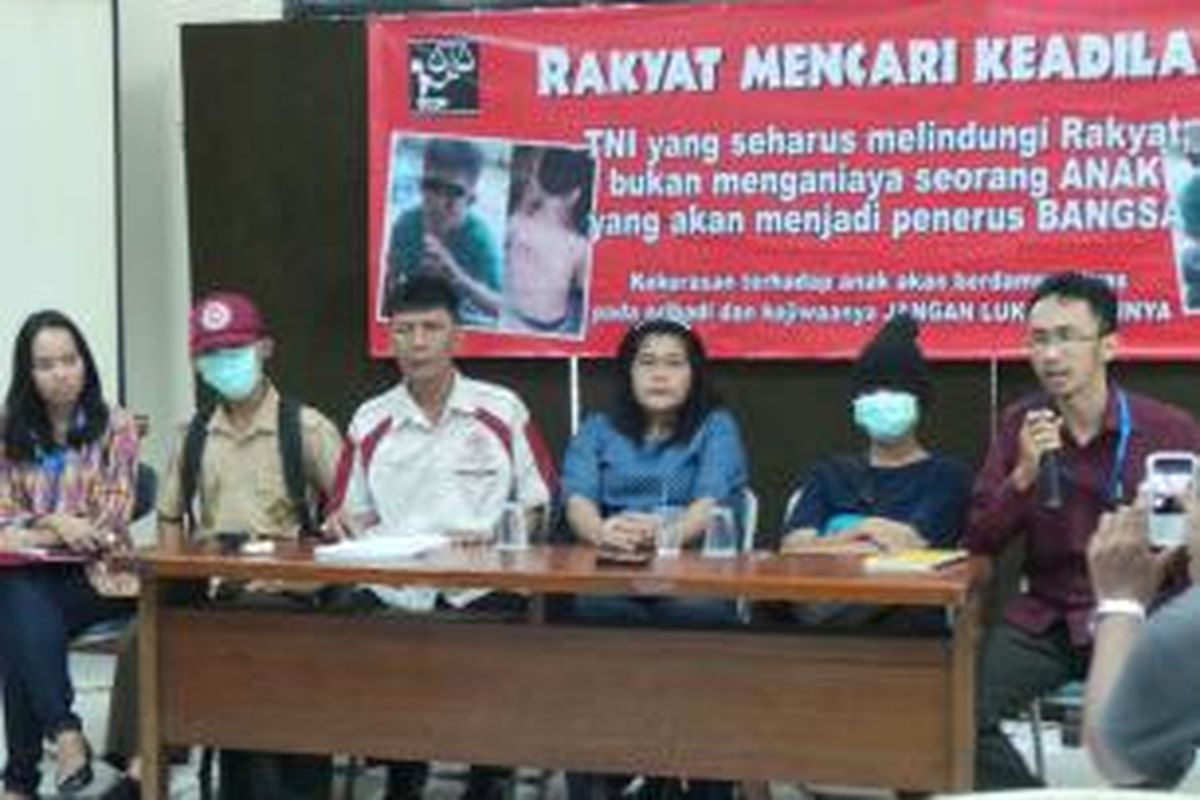 Dua bocah SMP korban dugaan penganiayaan oleh oknum TNI AL dari satuan Marinir (wajah ditutup masker), saat berada di Kantor LBH Jakarta. Rabu (20/1/2016).