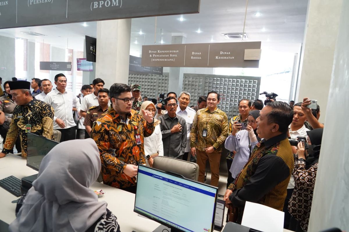 Bupati Kediri Hanindhito Himawan Pramana dalam peresmian&nbsp;Mall Pelayanan Publik (MPP) Kabupaten Kediri, Rabu (24/9/2025).&nbsp;Peresmian dilakukan secara daring bersama Menteri PANRB Rini Widyantini, serentak dengan 10 MPP dari daerah lain di Indonesia