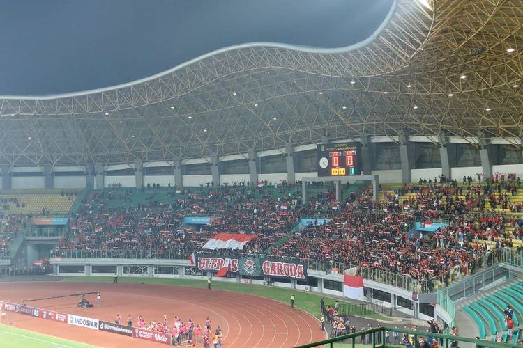 Tribune Stadion Patriot Candrabagha yang dipenuhi fan dalam laga Piala AFF U19 2022 antara timnas U19 Indonesia vs Vietnam, Sabtu (2/7/2022). 