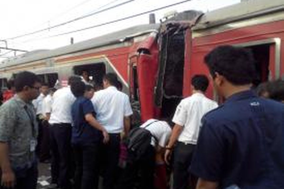 Dua KRL berbenturan di sekitar Stasiun Juanda, Jakarta Pusat, Rabu (23/9/2015) 