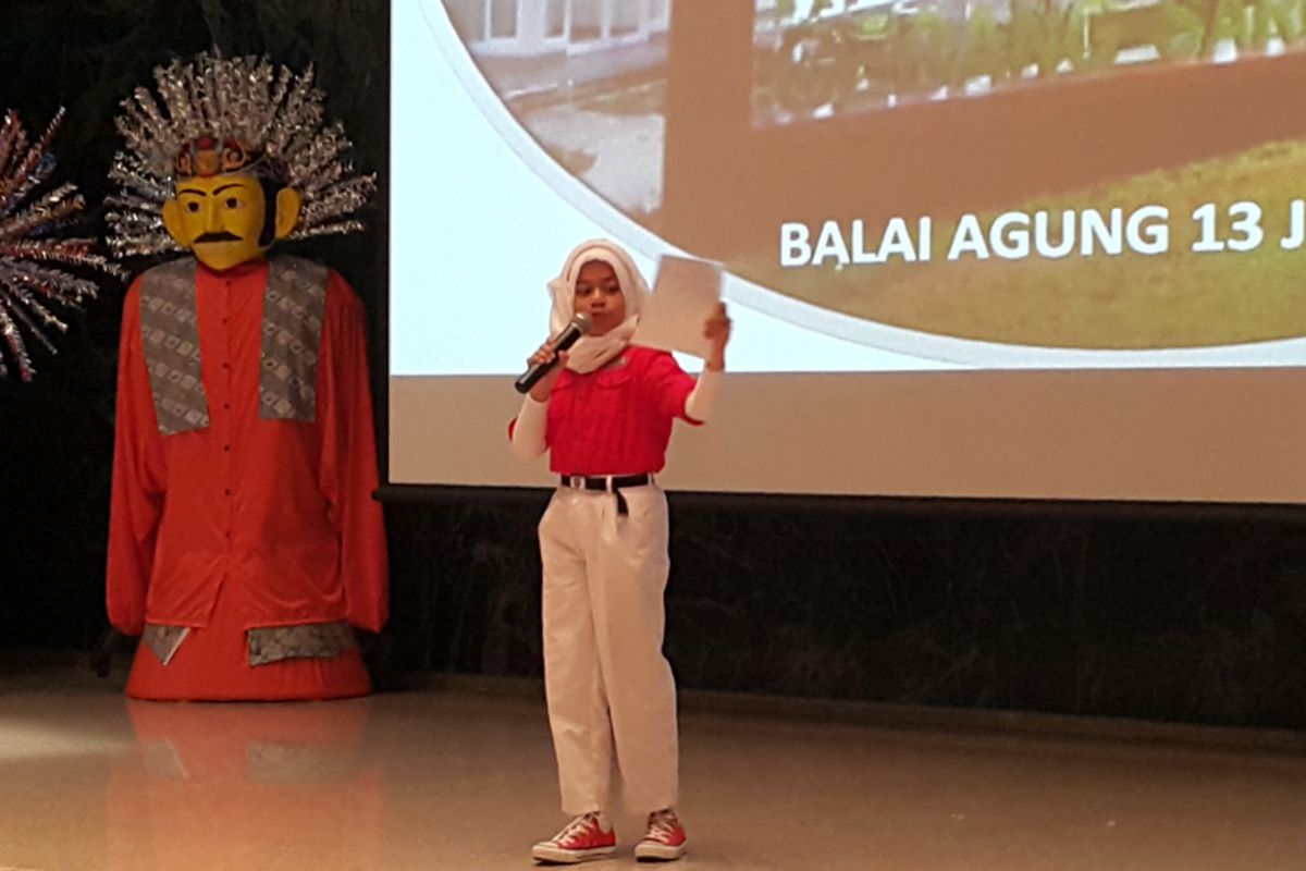 Isyabell Nurain (9), siswi Kelas 3 SDN Sumur Batu 01 Pagi, membacakan puisi berjudul Kenangkan Ingat, Lupakan Jangan di Balai Kota DKI Jakarta, Jalan Medan Merdeka Selatan, Selasa (13/6/2017).