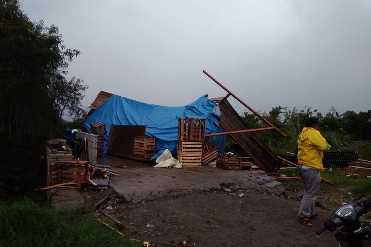 Kondisi satu unit rumah yang rusak dihantam angin puting beliung di Bener Meriah, Minggu (12/4/2020).