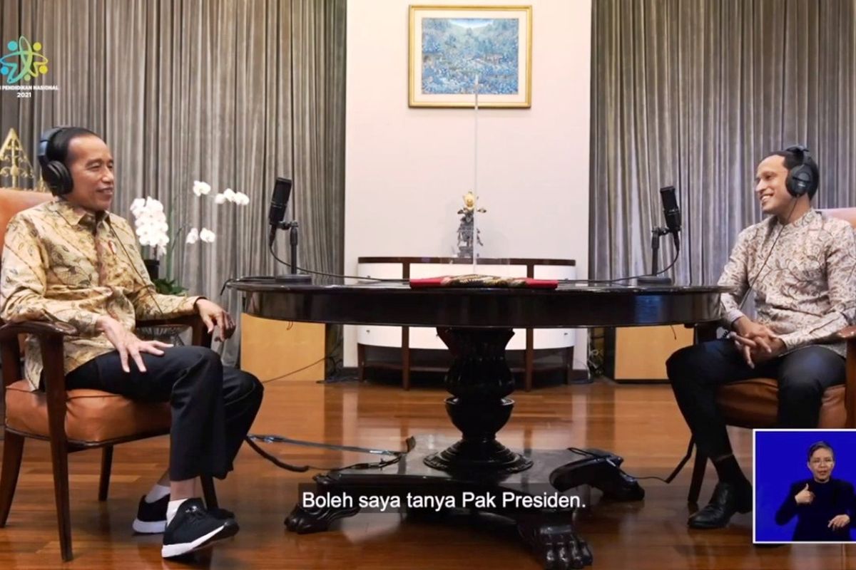 Presiden Jokowi saat berbincang santai dalam Podcast Mendikbud Ristek Nadiem Makarim para peringatan Hari Pendidikan Nasional (Hardiknas) 2021 secara daring melalui kanal YouTube Kemendikbud RI, Minggu (2/5/2021).