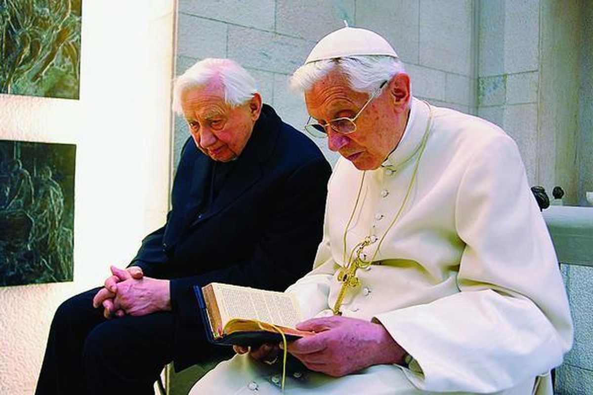 Paus Benediktus XVI (kanan) berdoa bersama kakaknya, Monsinyor  Georg Ratzinger, Sabtu (14/3) pagi, dua hari sebelum peringatan ulang tahunnya yang ke-85.