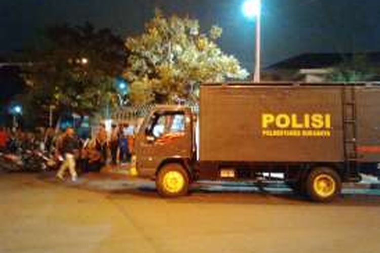 Puluhan polisi mengamankan rumah dinas Kepala Kejaksaan Tinggi Jawa Timur di Jalan Jimerto, Surabaya, setelah simpatisan Pemuda Pancasila mendatangi tempat tersebut, Rabu (16/3/2016) malam.