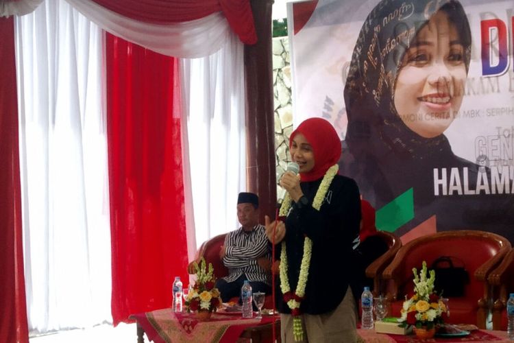 Siti Atikoh Suprianti, istri Capres Ganjar Pranowo, berdialog dengan warga di pelataran Makam Presiden Soekarno, Kota Blitar, Jumat (26/1/2024).