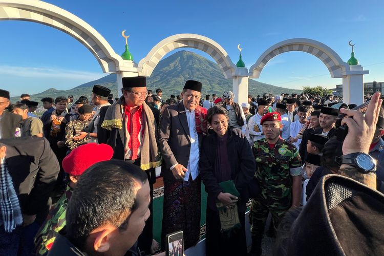 Bupati Wonosobo Afif Nurhidayat (tengah) saat menghadiri shalat Idul Adha di Lapangan Garung Wonosobo, Jumat (6/6/2025).