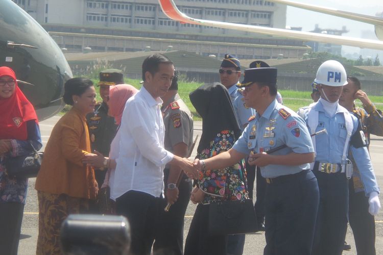 Presiden Joko Widodo saat tiba di Bandara Hussein Sastranegara Bandung, Rabu (13/4/2017) dalam rangka kunjungan kerja.