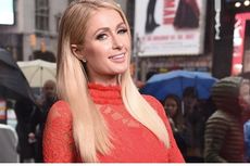 Paris Hilton Tampil Bak Barbie dalam Dress Mini dan Sepatu Pink