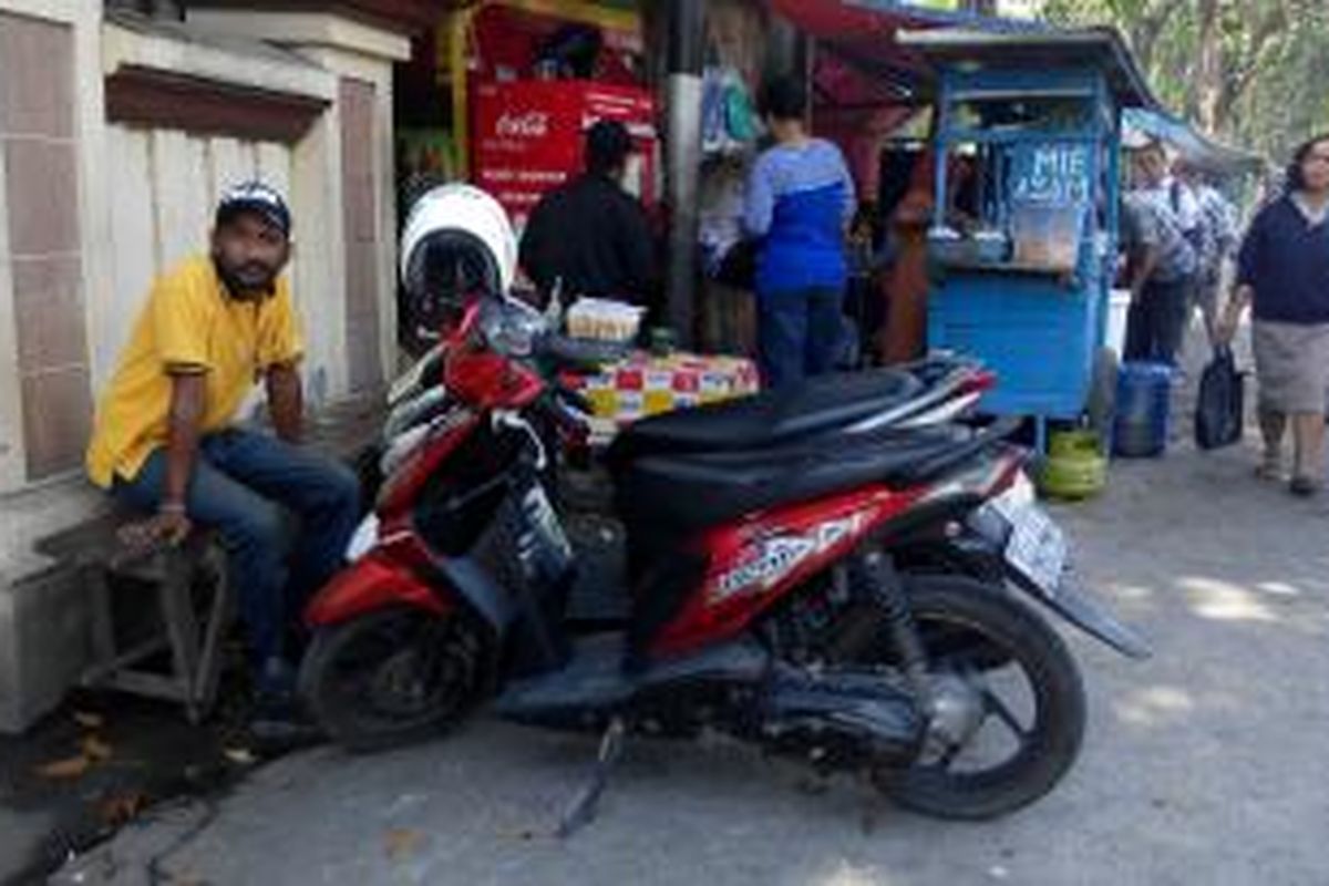 Salah ojek pangkalan di Jakarta Utara, sedang menunggu calon penumpang, Selasa (4/8/2015).