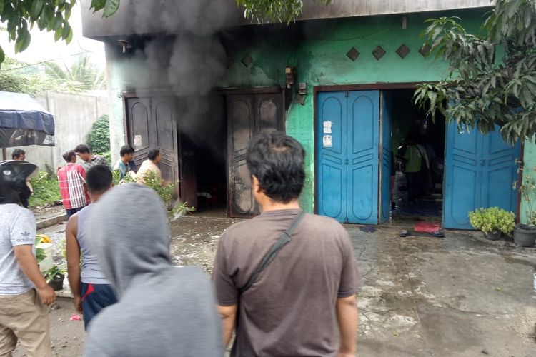 Kebakaran ruko dua lantai di Jalan KL Yos Sudarso, Kecematan Medan Labuhan, Kota Medan, Rabu pagi menyebabkan sedikitnya 23 orang mengalami luka bakar. (KOMPAS.com/istimewa)