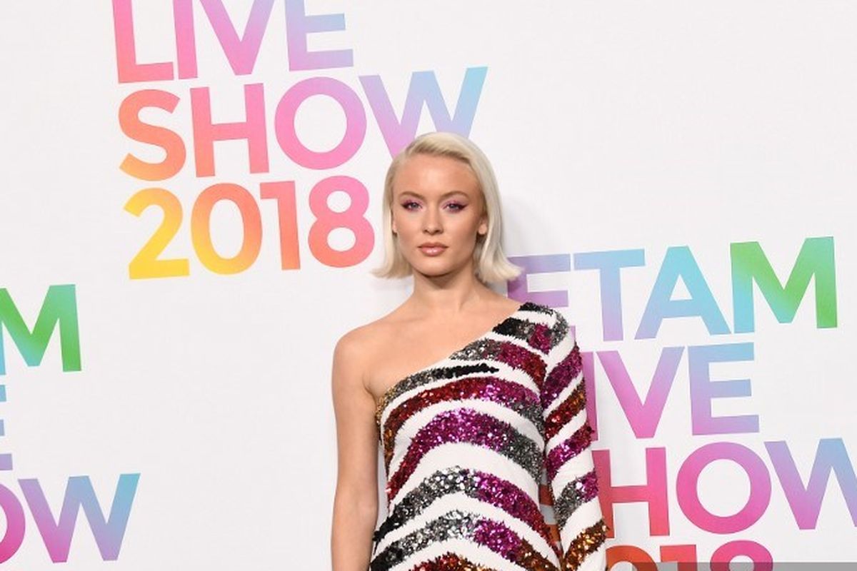 Penyanyi asal Swedia Zara Larsson berpose saat menghadiri peragaan busana  Etam Spring-Summer 2019 in Paris, Perancis, pada 25 September 2018. 