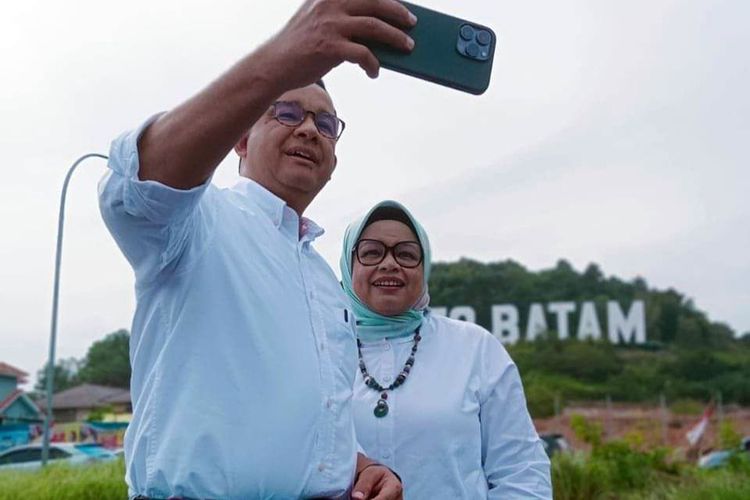 Calon Presiden nomor urut 1, Anies Baswedan mengaku senang berada di Batam, Kepulauan Riau. Bahkan Anies terlihat santai saat mendengar dari kerumunan ada masyarakat yang meneriaki nama capres lain, yakni Prabowo.