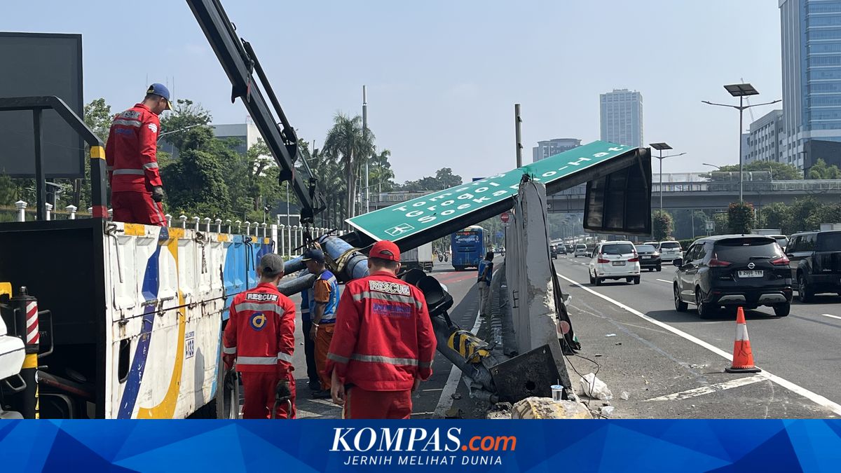Tiang Roboh yang Ditabrak Mobil Dinas TNI di Depan Gedung DPR Dievakuasi, Lalin Lancar Lagi