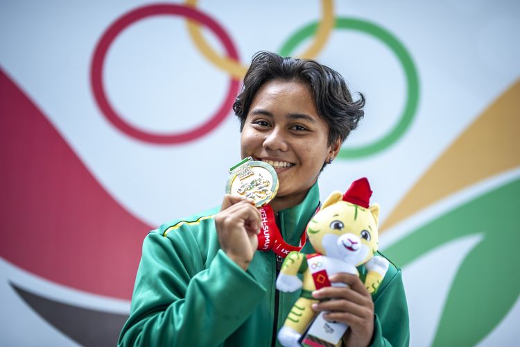 Aksi atlet loncat indah Jawa Timur Gladies Lariesa Garina Hagakore saat menunjukan raihan mendali emas di nomor papan 1 meter putri, Rabu (11/9/2024).