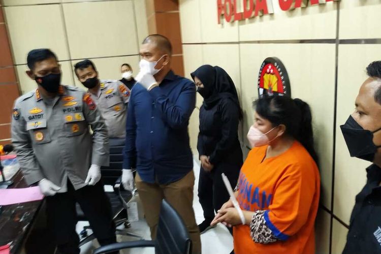 Kabid Humas Polda Jawa Timur Kombes Pol Gatot Repli Handoko, Saat Memberikan Keterangan Pers Rilis di Mapolda Jatim, Kamis (25/11/2021).