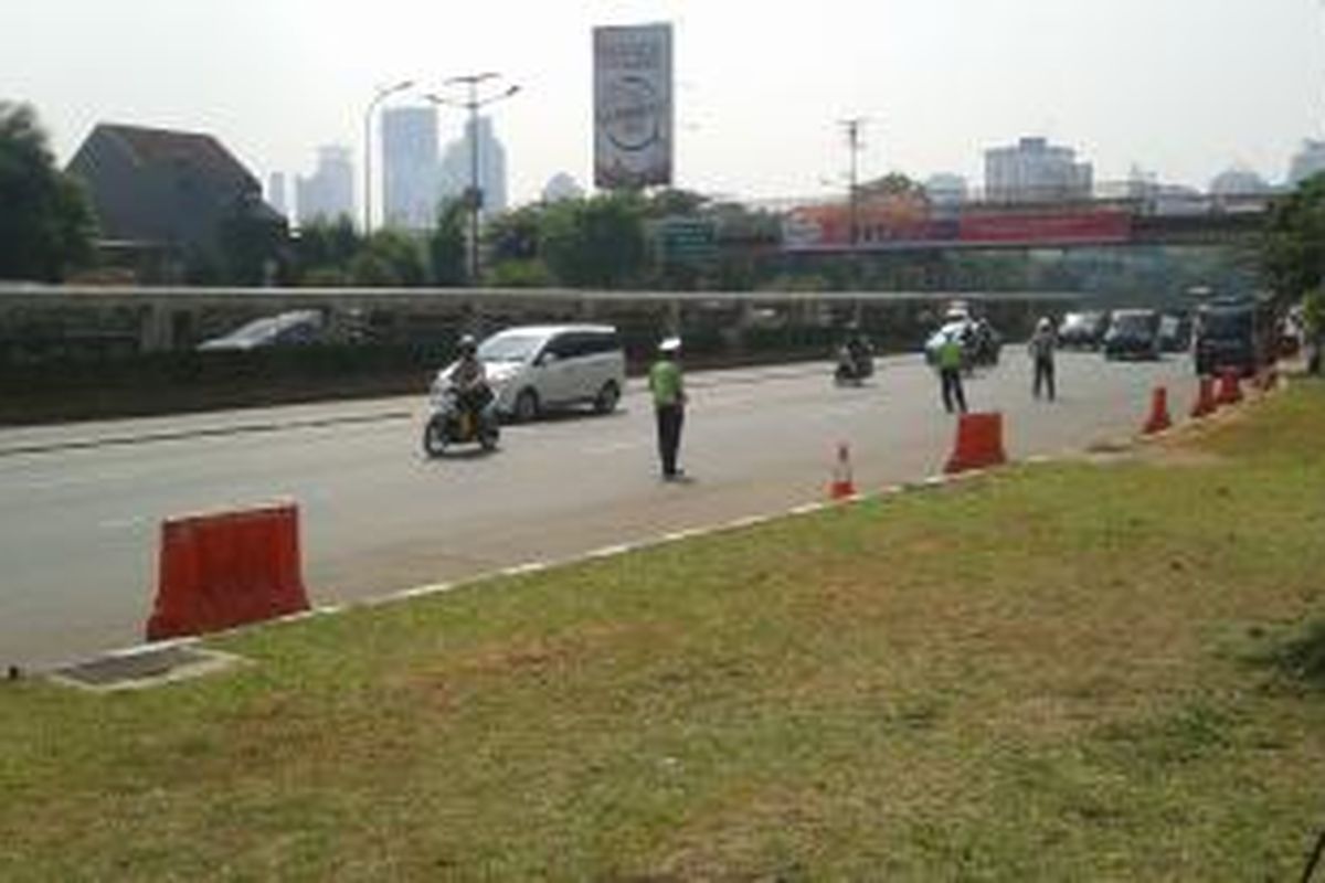 Suasana lalu lintas di Jalan Gatot Subroto, Jakarta Pusat, di depan gerbang utama Gedung MPR, Senin (20/10/2014).