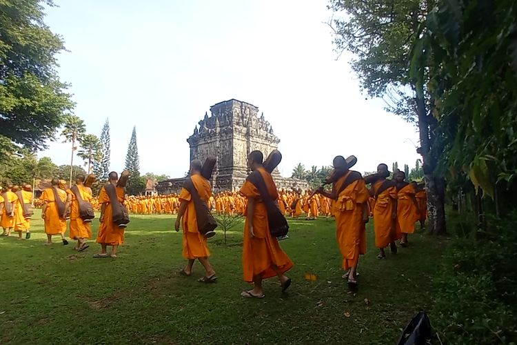 500 calon Biksu (samanera) dari berbagai daerah di Indonesia serta dari mancanegara mengikuti ritual Thudong pada Rabu (27/12/2023). Para calon Biksu sedang melintasi Candi Mendut, Magelang, Jawa Tengah. 