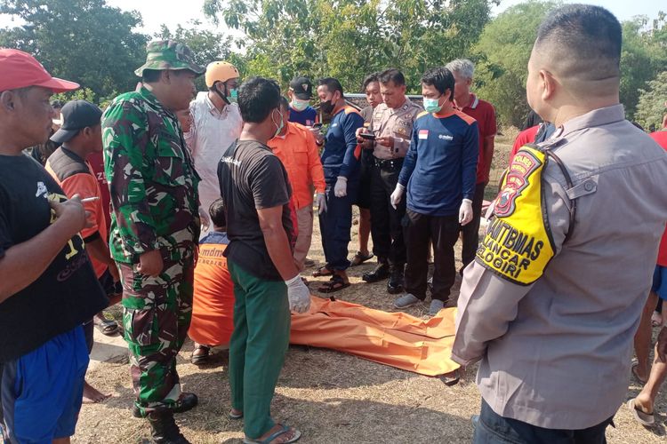 EVAKUASI--Petugas mengevakuasi jasad seorang remaja berinisial AYP yang ditemukan tewas tenggelam di saluran irigasi Dusun Karangtalun, Desa Jaten, Kecamatan Selogiri, Kabupaten Wonogiri, Jawa Tengah, Minggu (8/10/2023).   