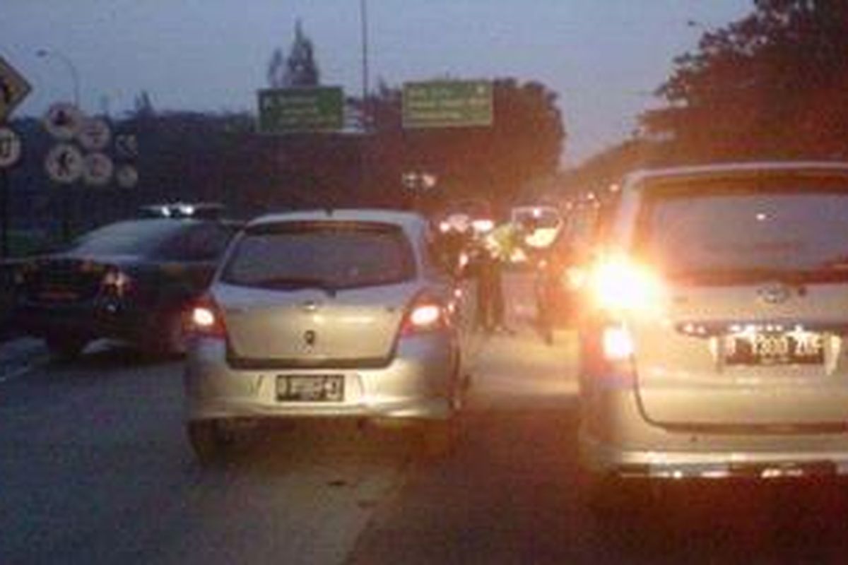Banjir di jalan tol BSD-Bintaro mengakibatkan kemacetan panjang di Jalan Pahlawan Seribu, BSD, Serpong, Kota Tangerang Selatan, Kamis (19/4/2012).