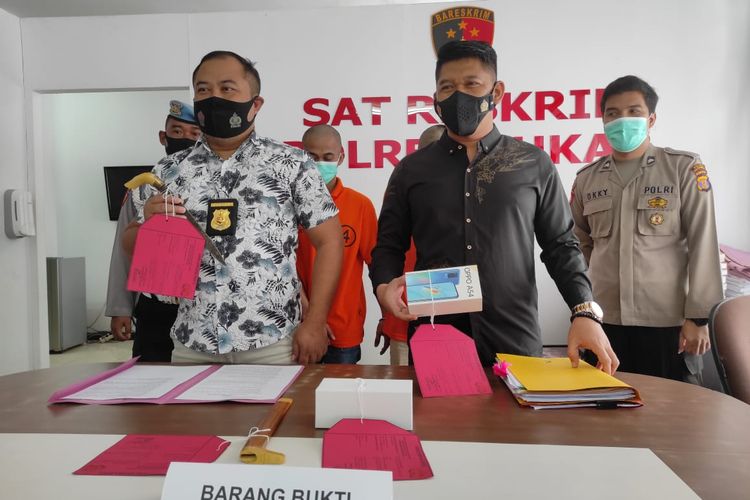 Tim Satreskrim Polres Kukar saat merilis kasus pencurian dengan kekerasan saat merampok seorang anggota TNI perempuan atau Kowad di Mapolres Kutai Kartanegara (Kukar), Kalimantan Timur (Kaltim), Jumat (4/3/2022).