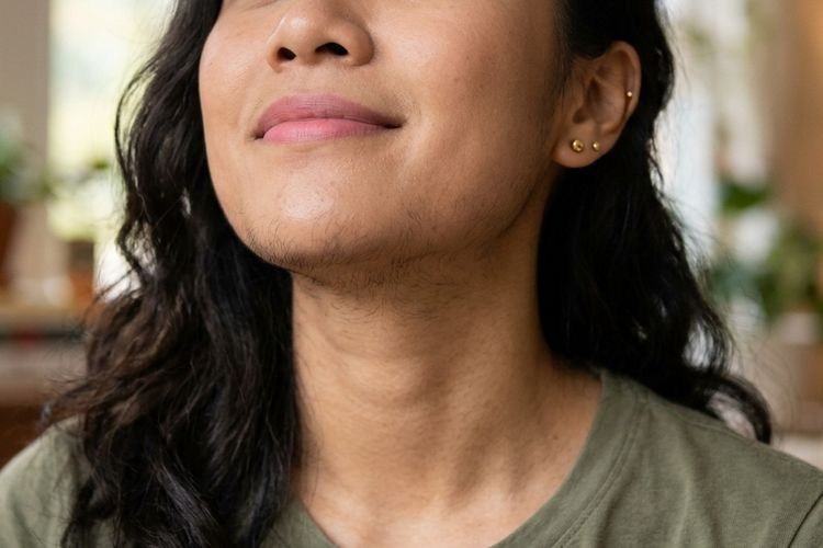 Bukan Hanya Hormon, Ini Penyebab Jenggot Tumbuh di Dagu Perempuan
